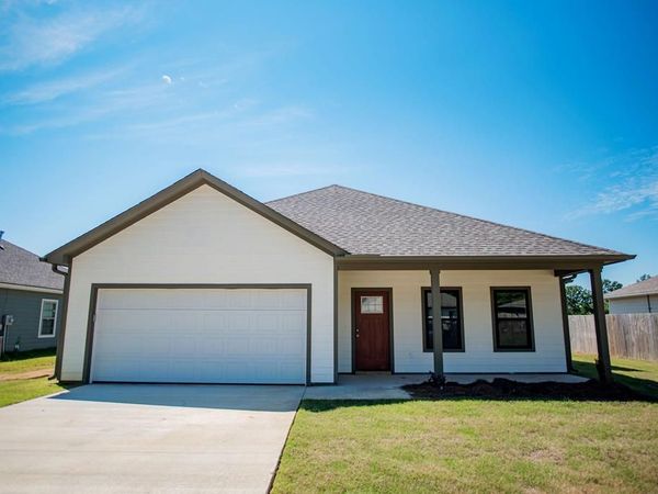 95 Thaxton Hills Dr., Thaxton, MS 38871