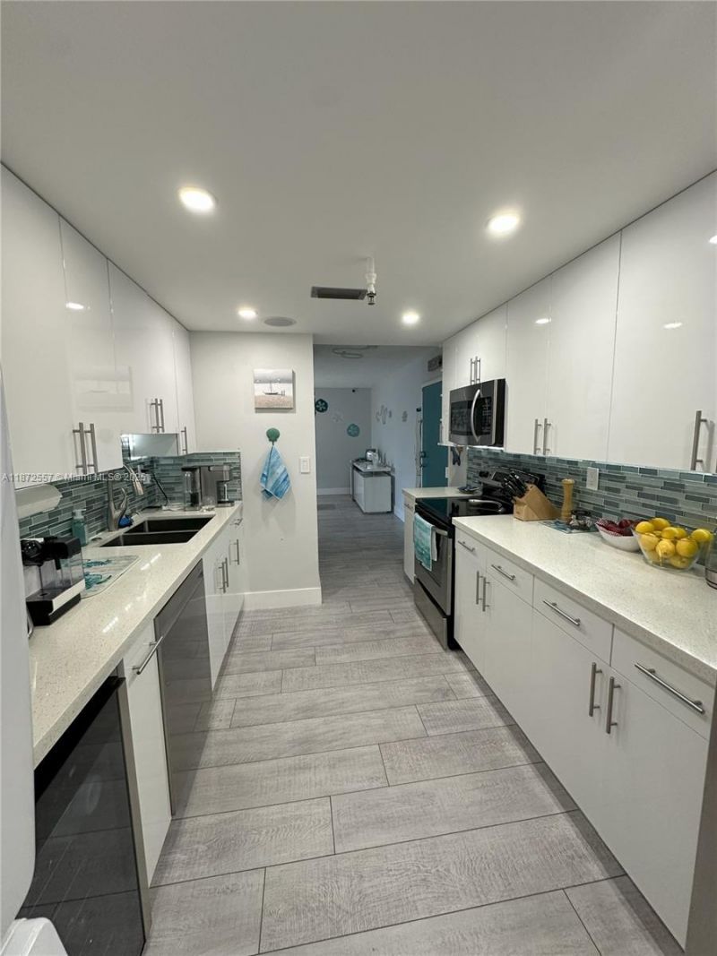 3200 Collins Ave, Unit 11-3, Miami Beach, FL 33140 Photo