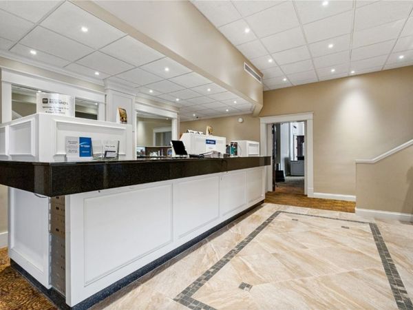 90 Twixt Town Road NE, Cedar Rapids, IA 52402