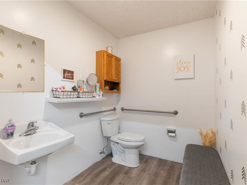 440 E Maple Street, Hartville, OH 44632 Photo 24