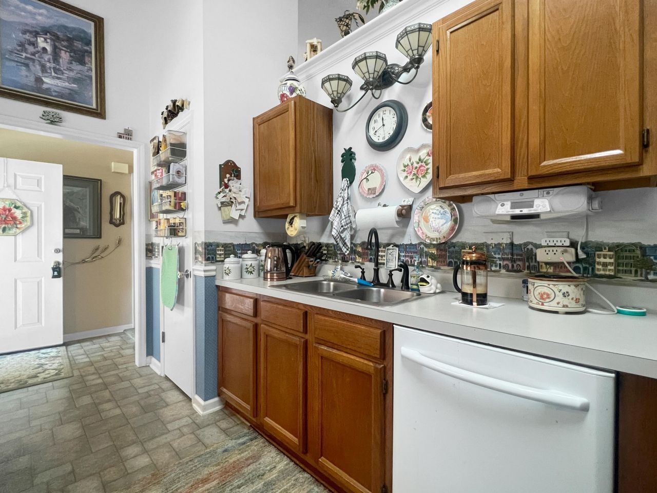 102 Amberside Drive Photo 6