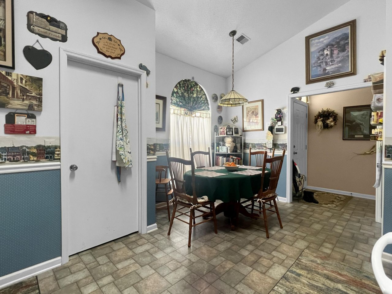 102 Amberside Drive Photo 8