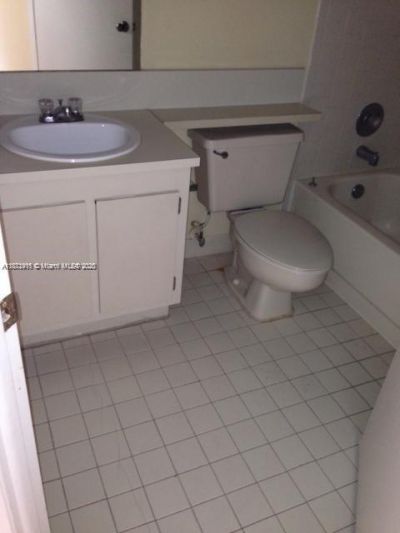 8290 Lake Dr, Unit 230, Doral, FL 33166 Photo