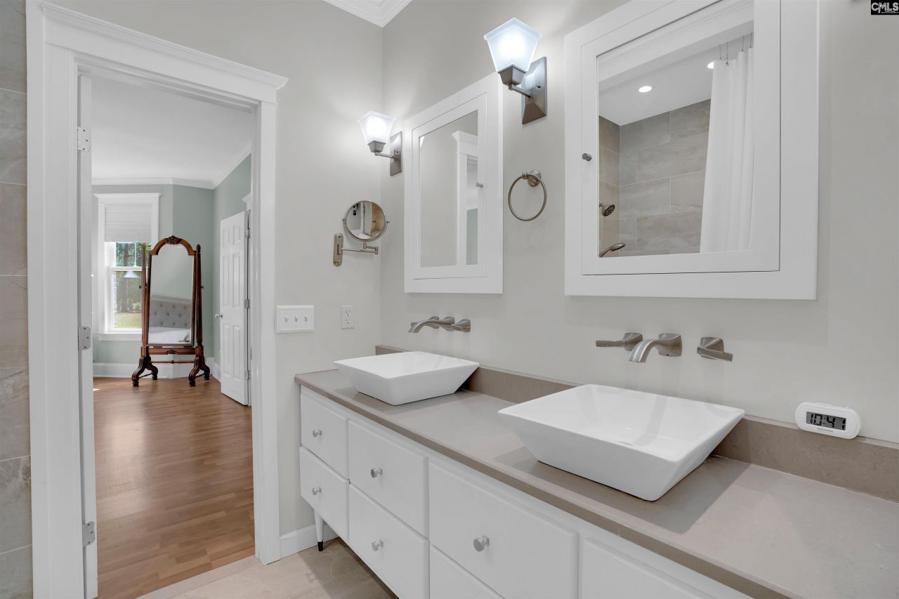 716 Longtown Road W Photo 8