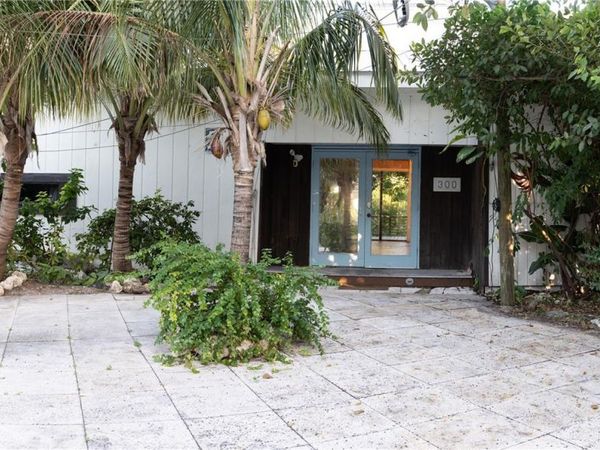 300 GARDEN LANE, SARASOTA, FL 34242