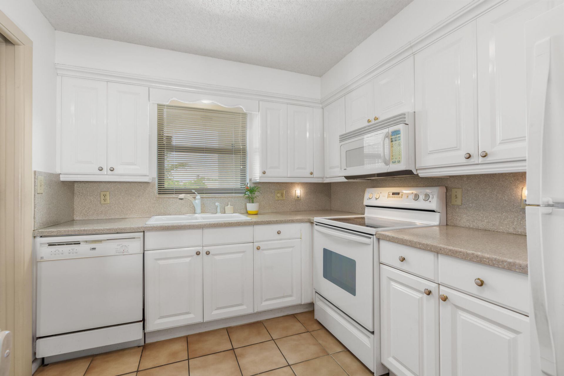 445 SE 21st Avenue, Unit 202, Deerfield Beach, FL 33441 Photo