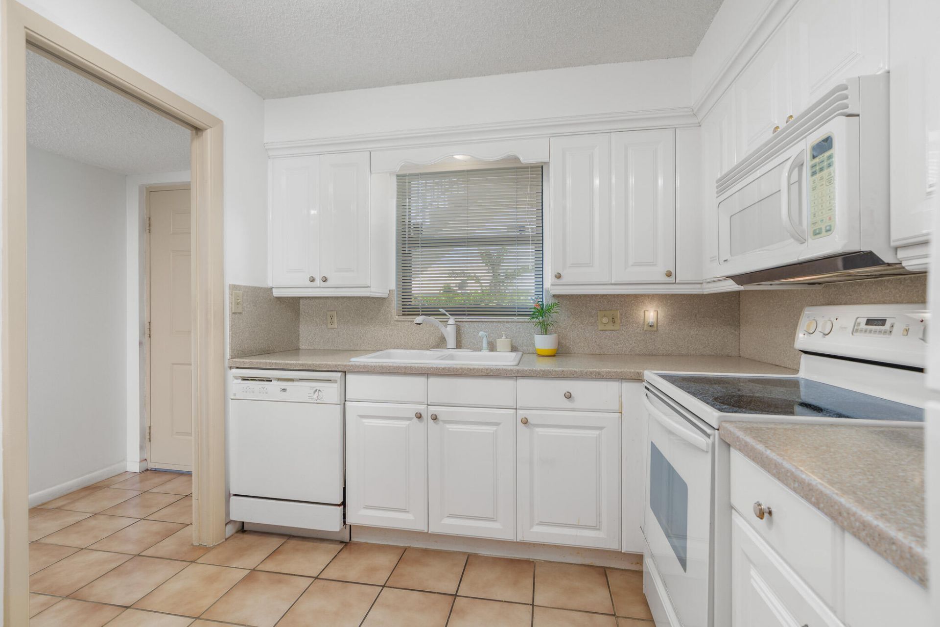 445 SE 21st Avenue, Unit 202, Deerfield Beach, FL 33441 Photo