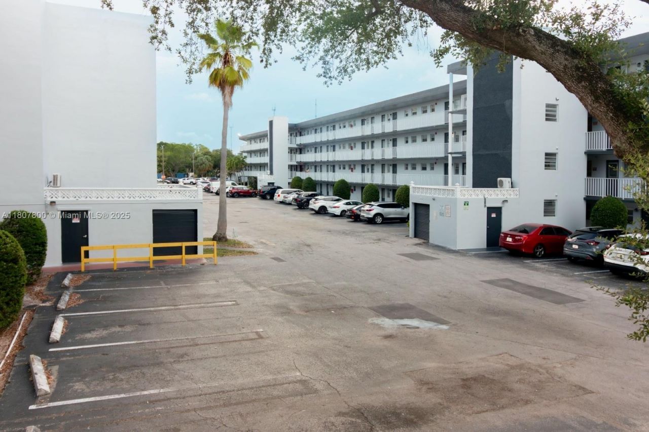 447 NE 195th St, Unit 217, Miami, FL 33179 Photo