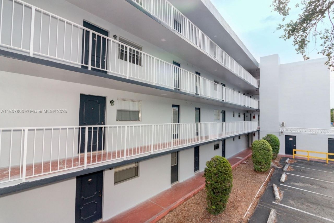 447 NE 195th St, Unit 217, Miami, FL 33179 Photo