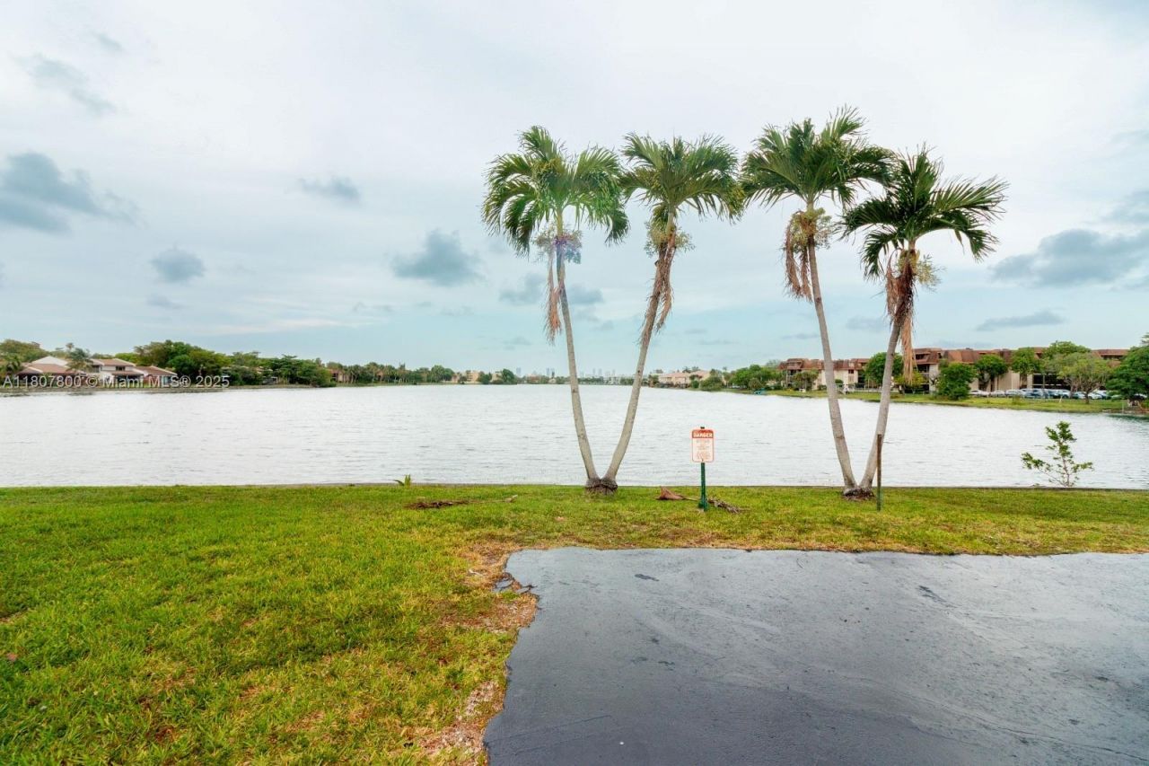 447 NE 195th St, Unit 217, Miami, FL 33179 Photo