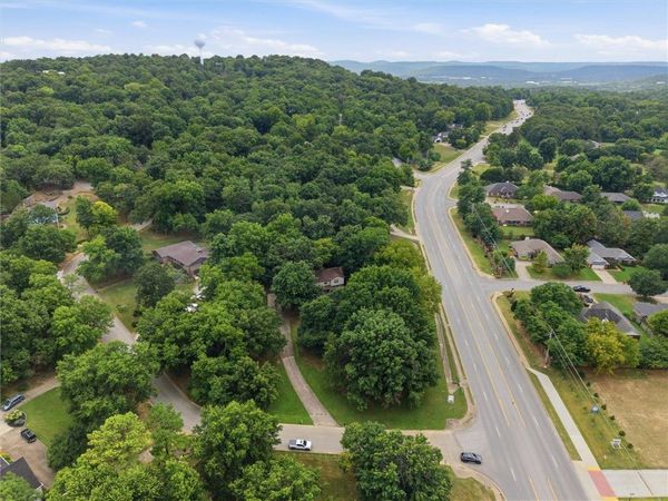 2825 E Inwood Lane, Fayetteville, AR 72701