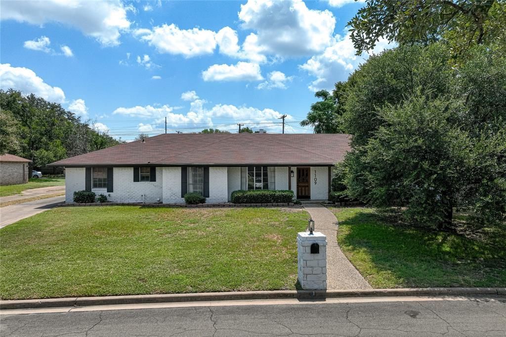 1109 Knotty Oaks Drive, Woodway, TX 76712 Main Photo