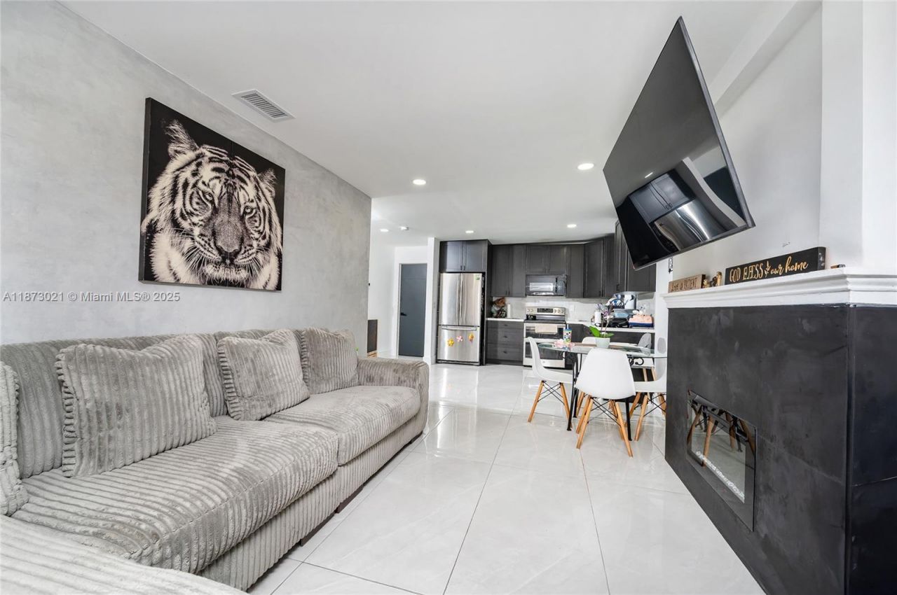 1946 NW 49th St, Miami, FL 33142 Photo