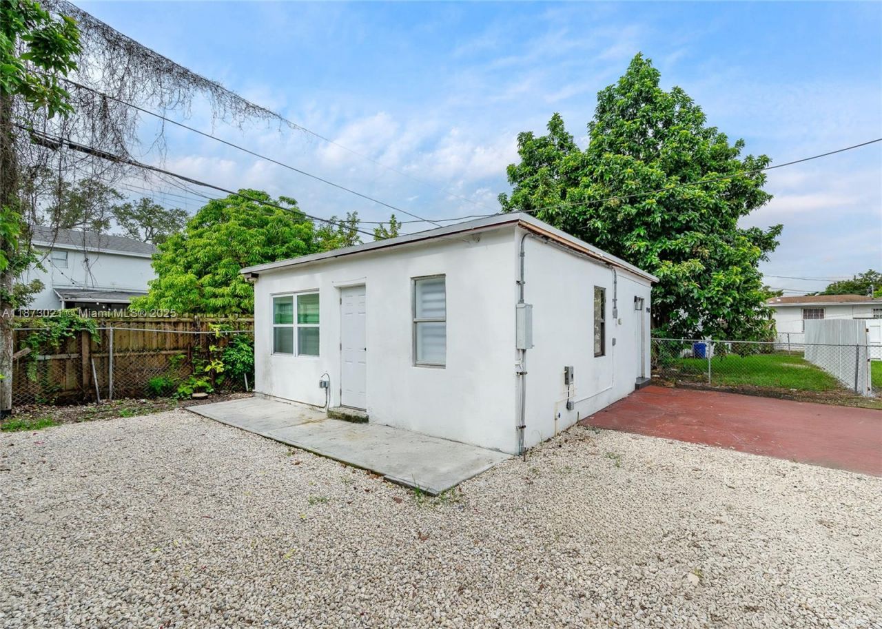 1946 NW 49th St, Miami, FL 33142 Photo