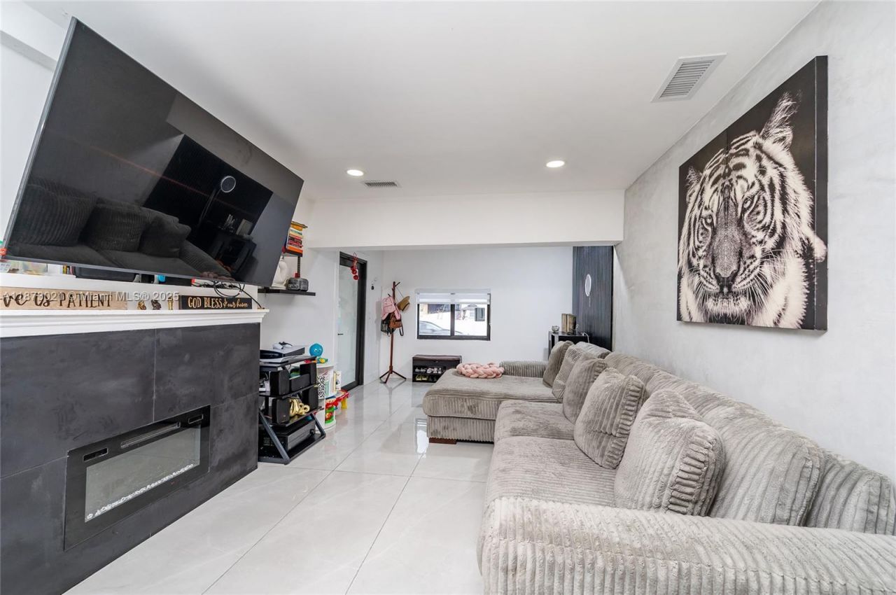 1946 NW 49th St, Miami, FL 33142 Photo