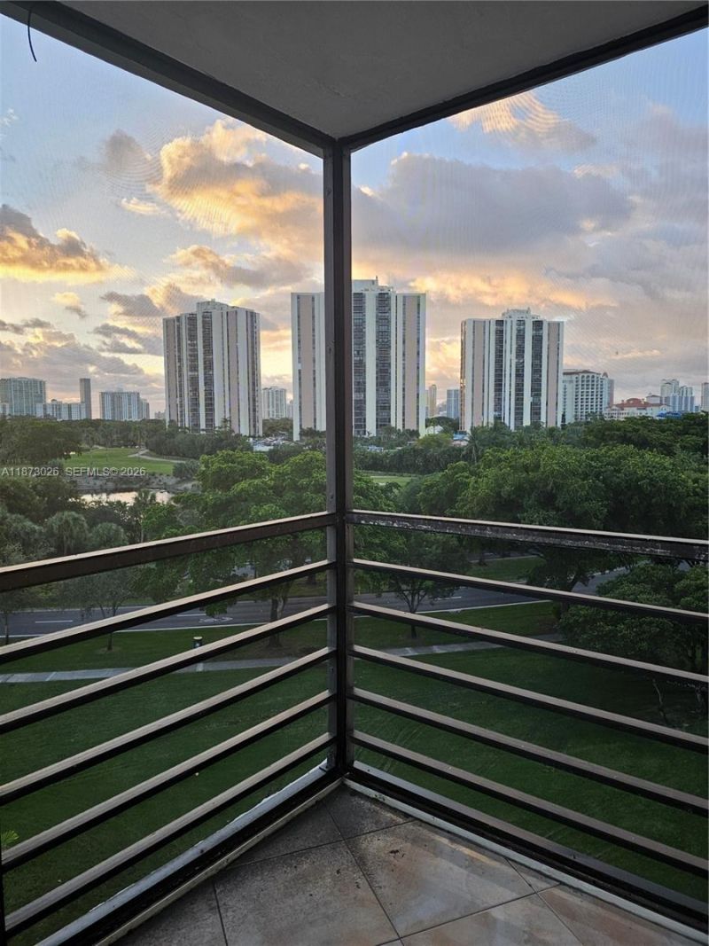 20400 W Country Club Dr, Unit 711, Aventura, FL 33180 Photo