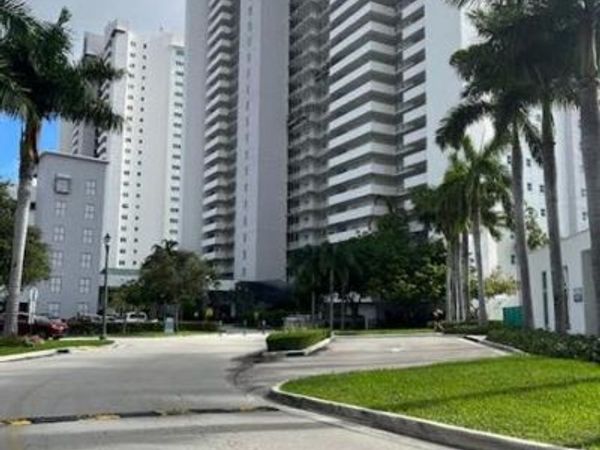 14951 Royal Oaks Ln, Unit 808, North Miami, FL 33181