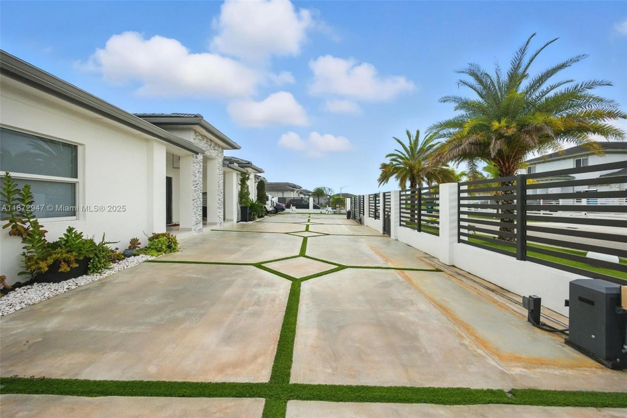 19302 SW 132nd Path, Miami, FL 33177 Photo