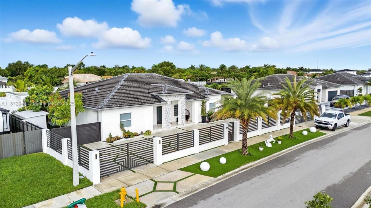 19302 SW 132nd Path, Miami, FL 33177 Photo