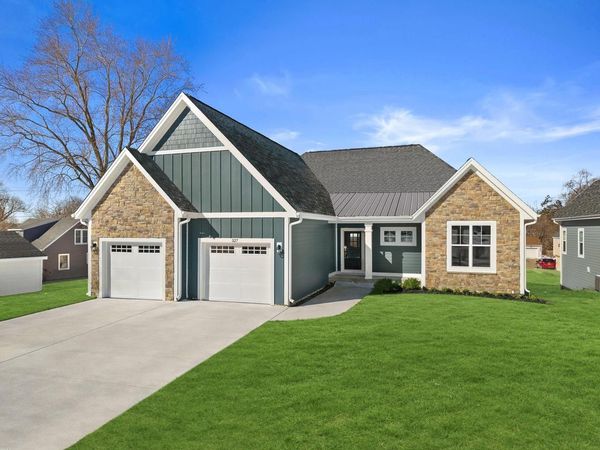 327 Sandy CIRCLE, Pewaukee, WI 53072