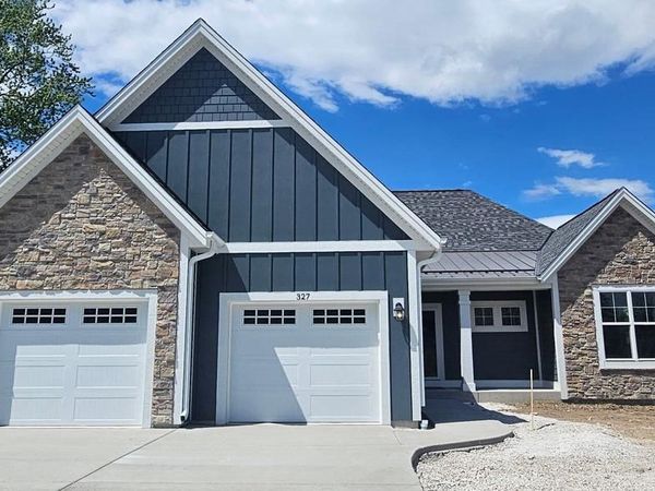 327 Sandy CIRCLE, Pewaukee, WI 53072