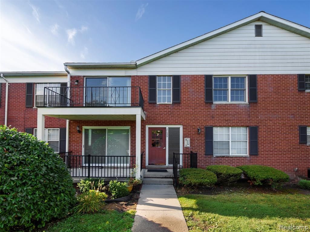 27689 W Echo Valley, Farmington Hills, MI 48334 Main Photo