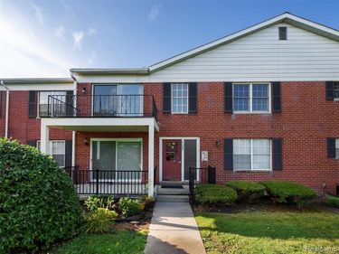 27689 W Echo Valley, Farmington Hills, MI 48334