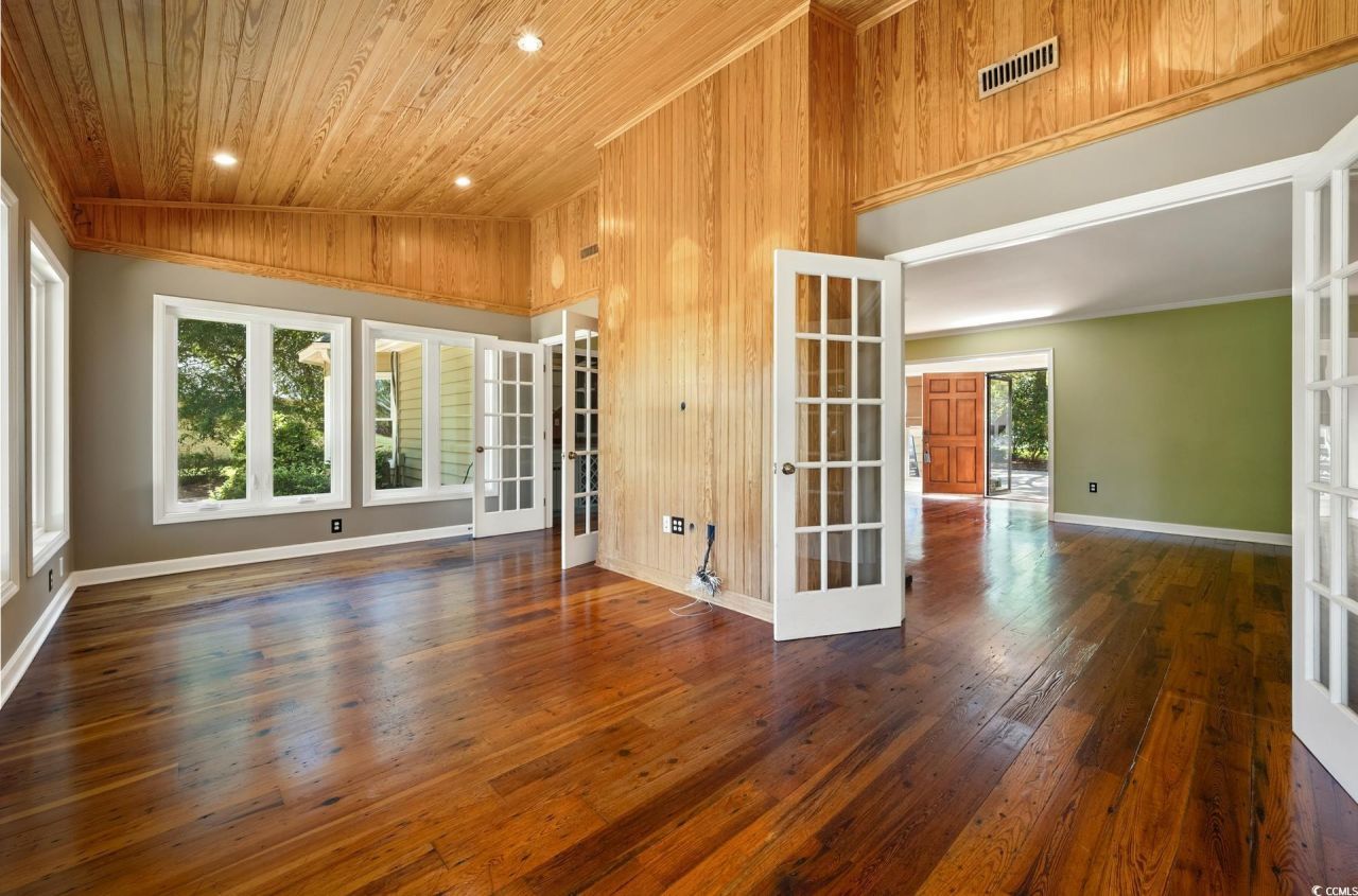 695 Country Club Dr. Photo 10