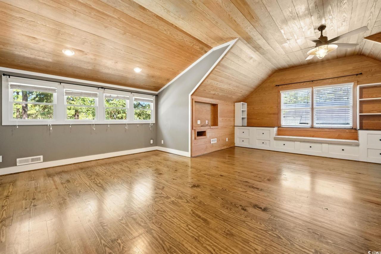 695 Country Club Dr. Photo 12