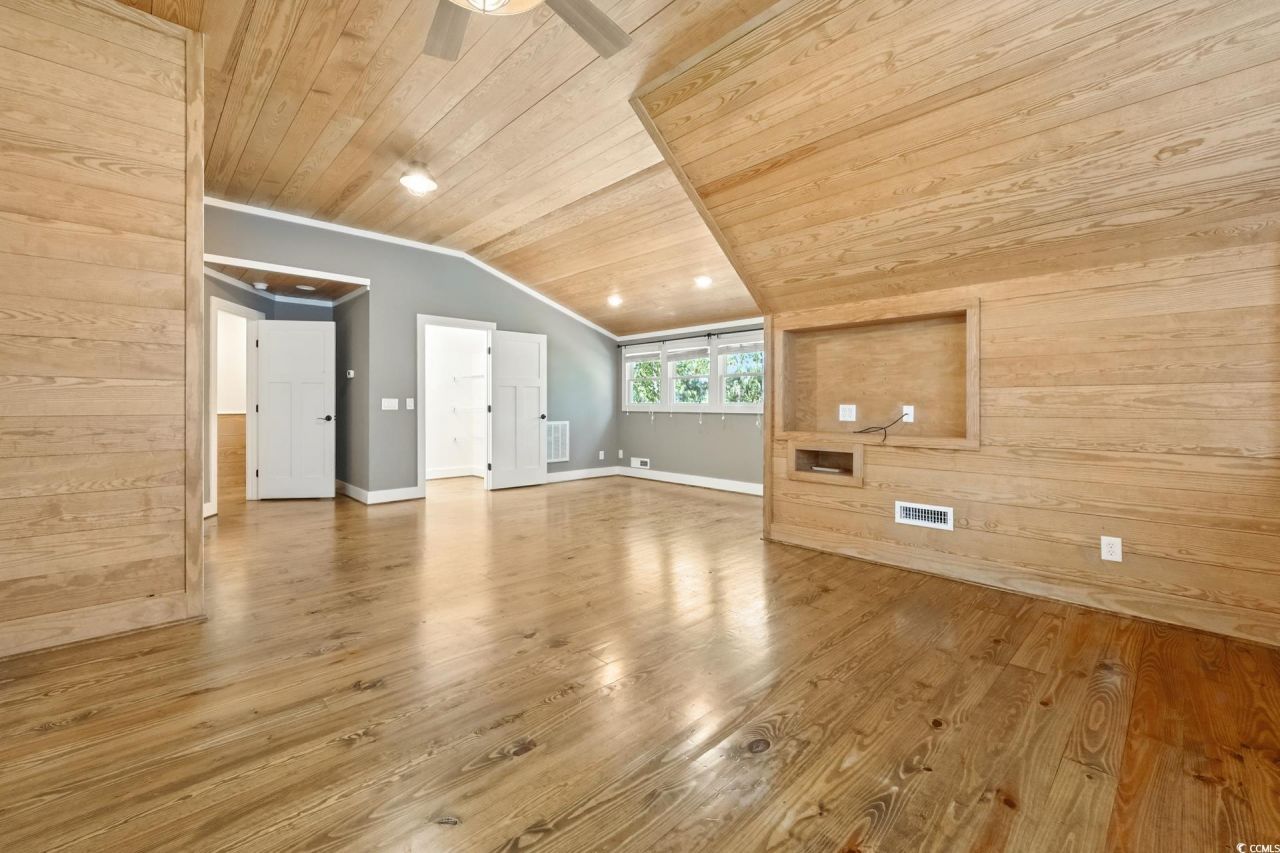 695 Country Club Dr. Photo 13