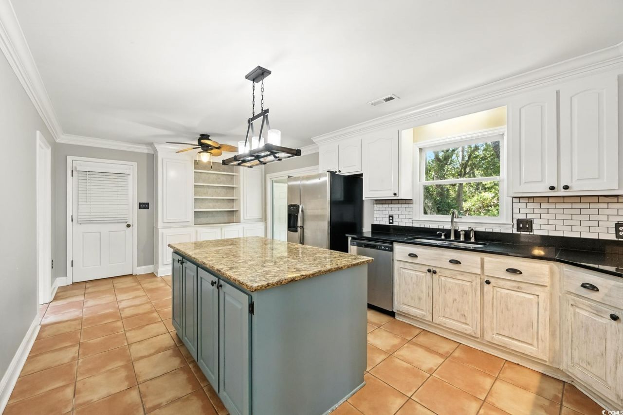 695 Country Club Dr. Photo 14