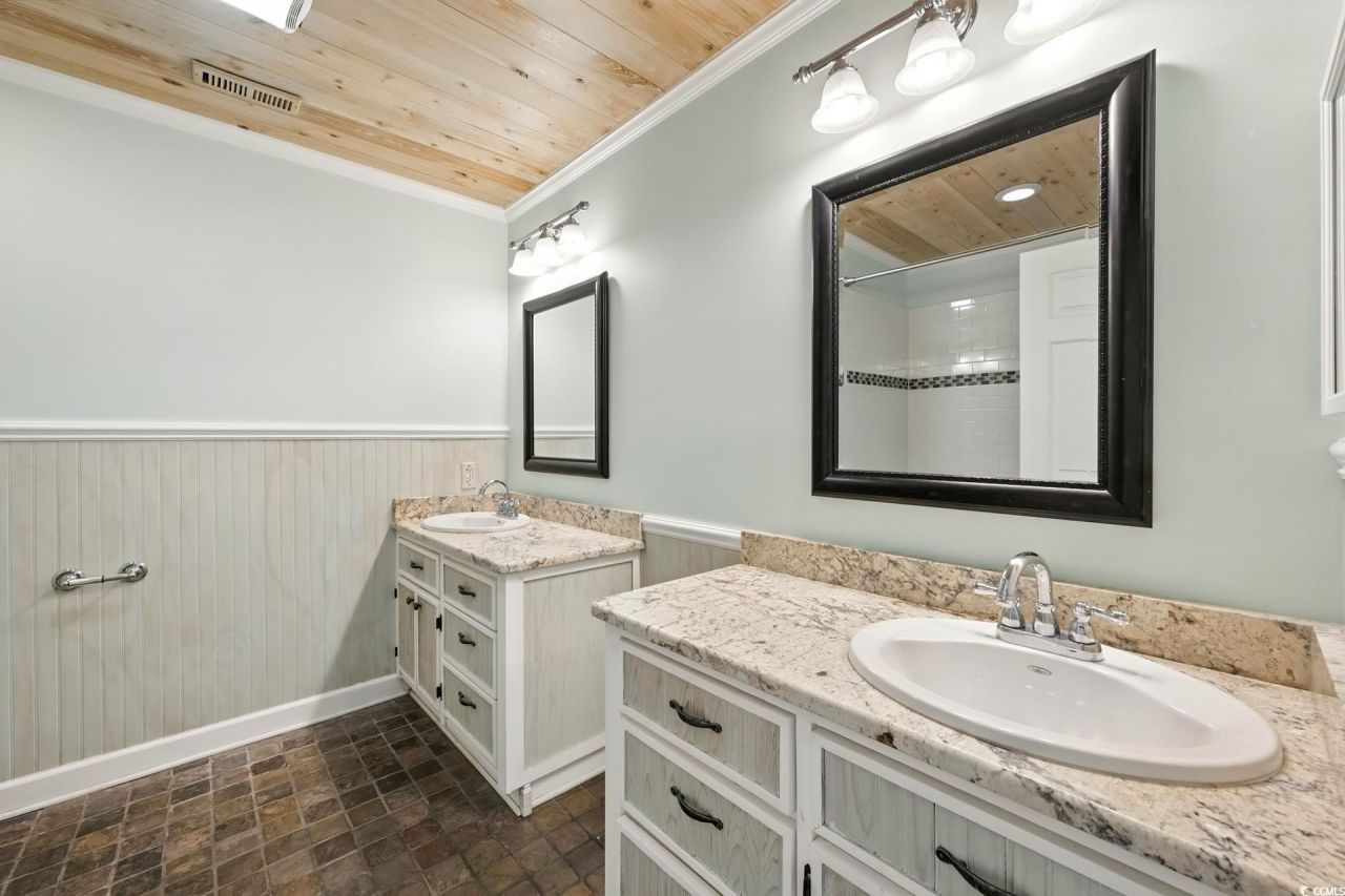 695 Country Club Dr. Photo 27