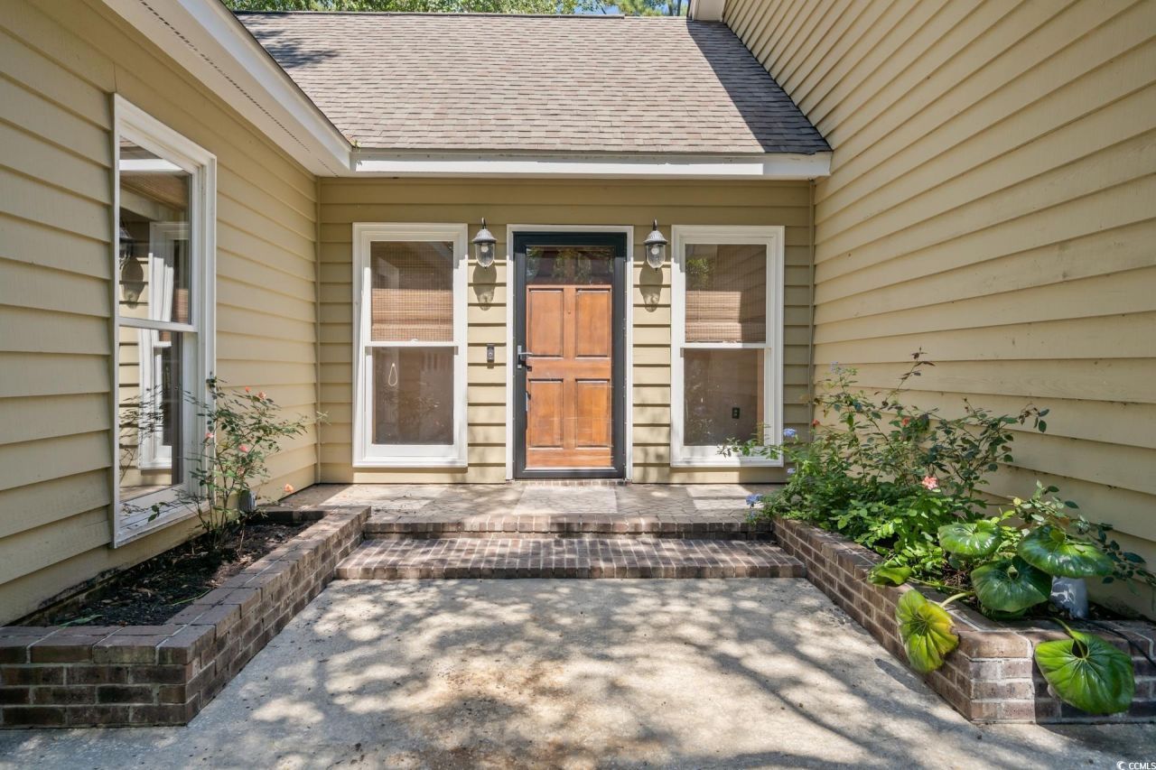 695 Country Club Dr. Photo 7