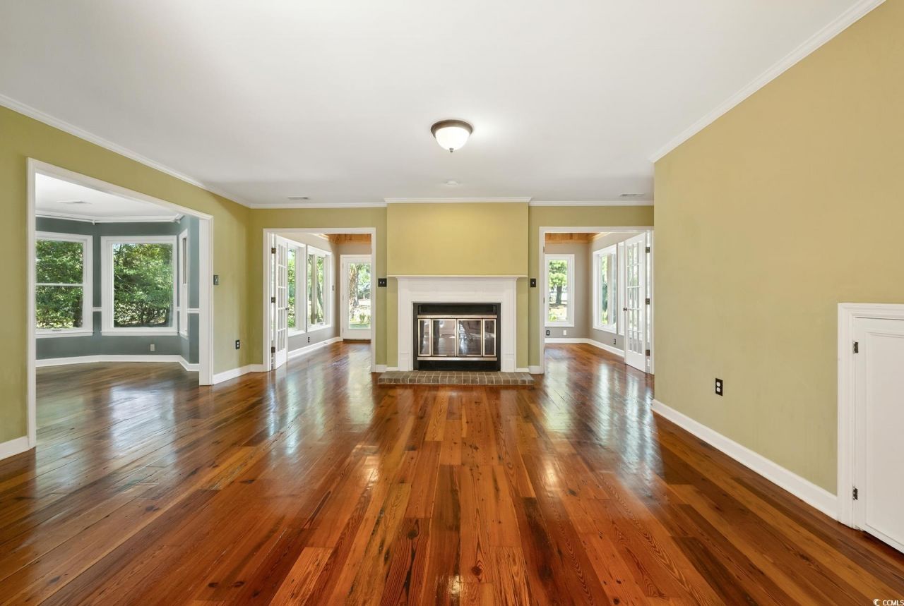 695 Country Club Dr. Photo 8