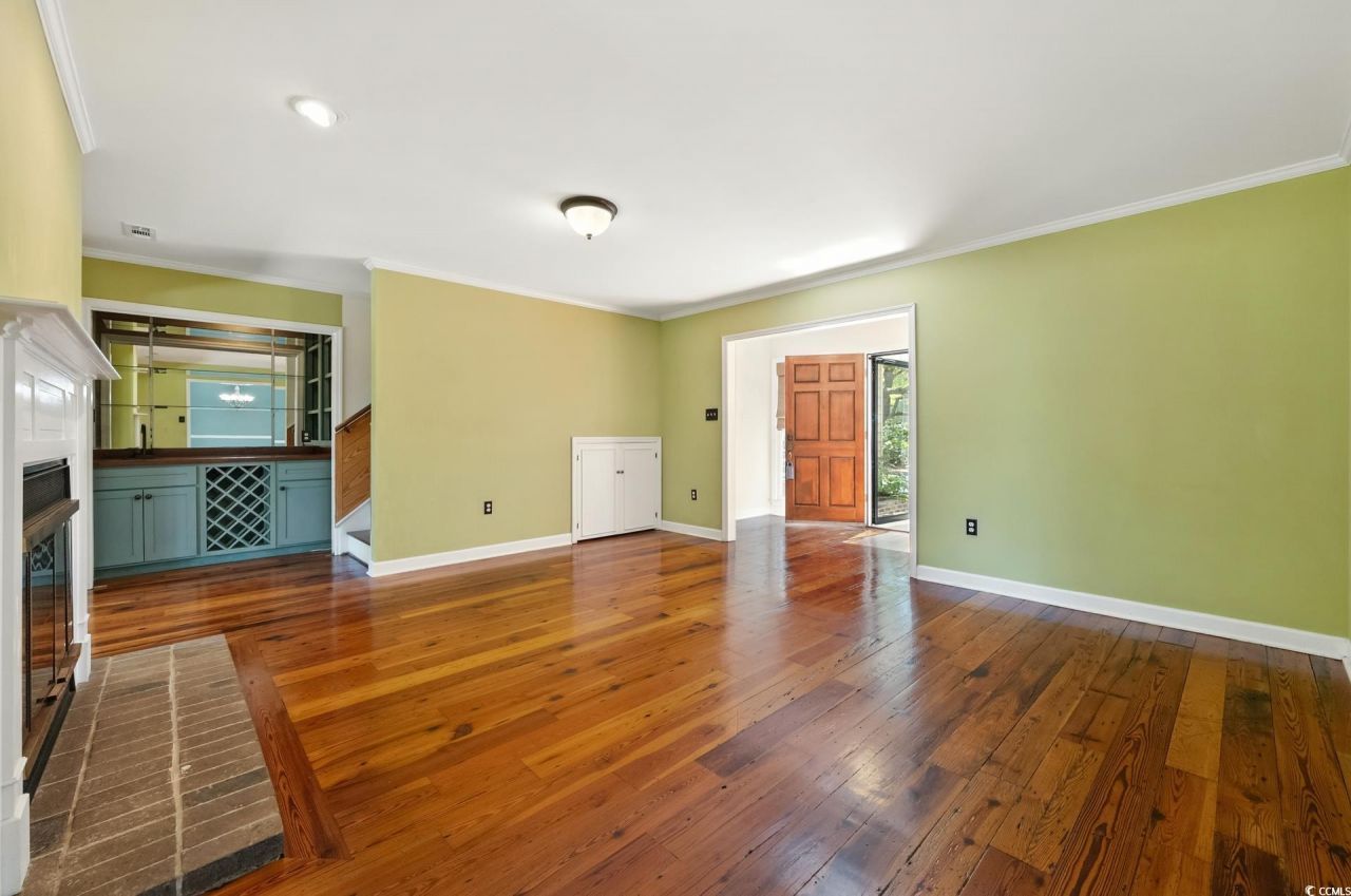 695 Country Club Dr. Photo 9