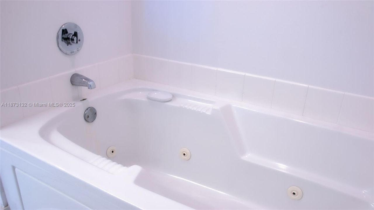 18100 N Bay Rd, Unit 905, Sunny Isles Beach, FL 33160 Photo