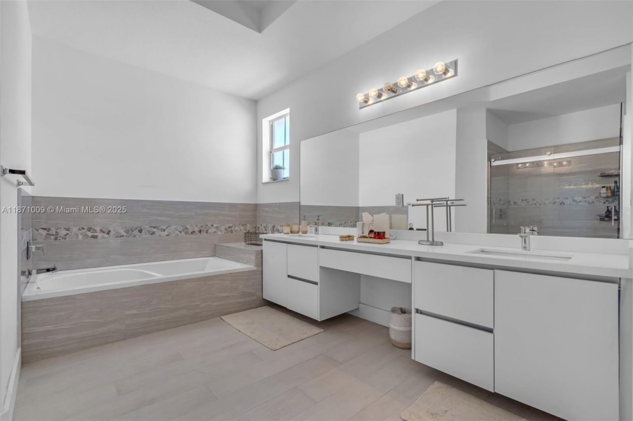 8467 NW 110th Pl, Doral, FL 33178 Photo