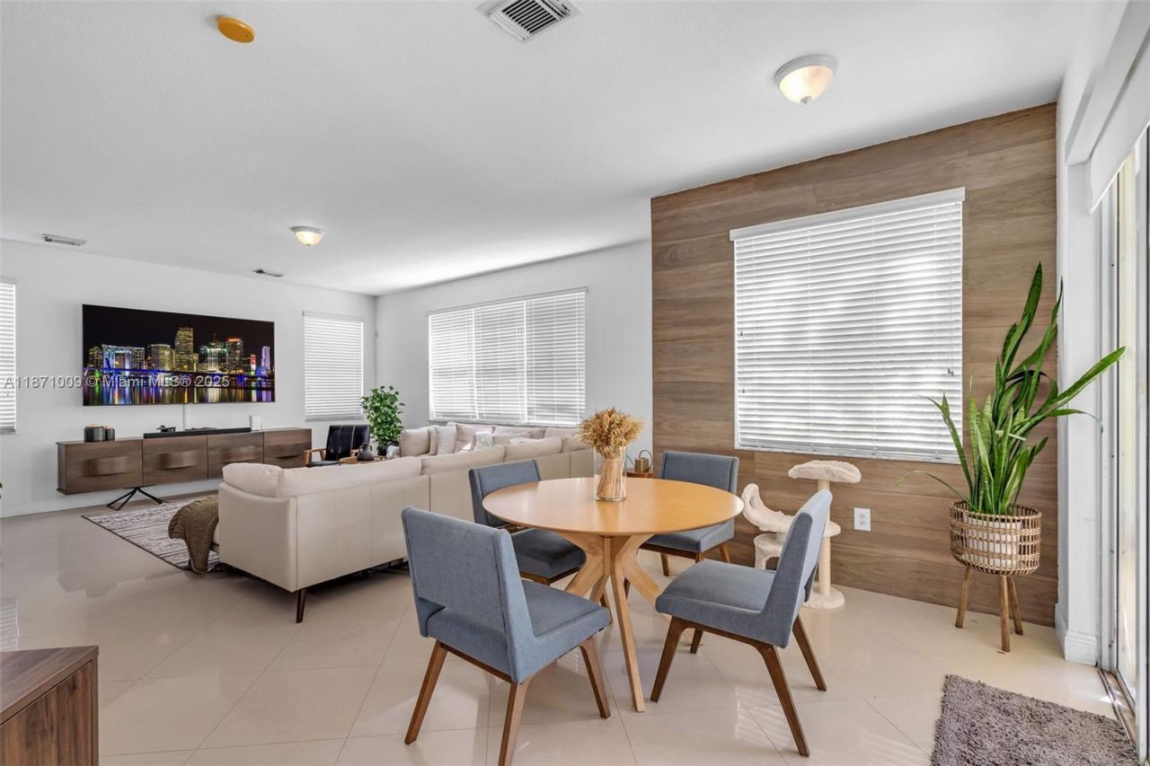 8467 NW 110th Pl, Doral, FL 33178 Photo