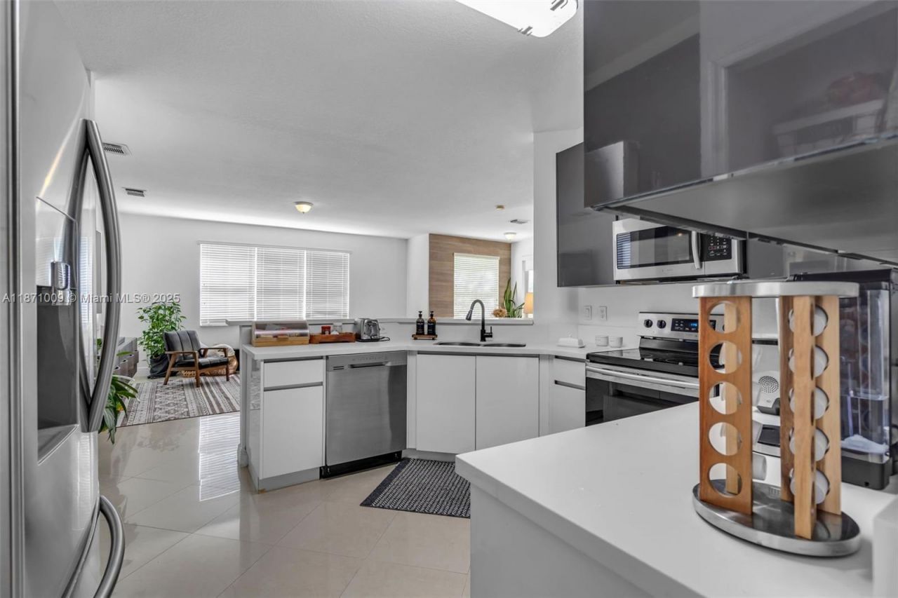 8467 NW 110th Pl, Doral, FL 33178 Photo