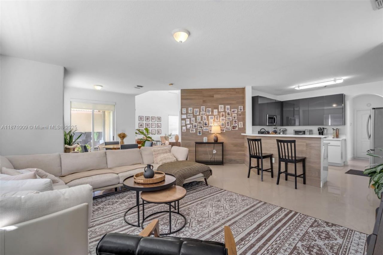 8467 NW 110th Pl, Doral, FL 33178 Photo