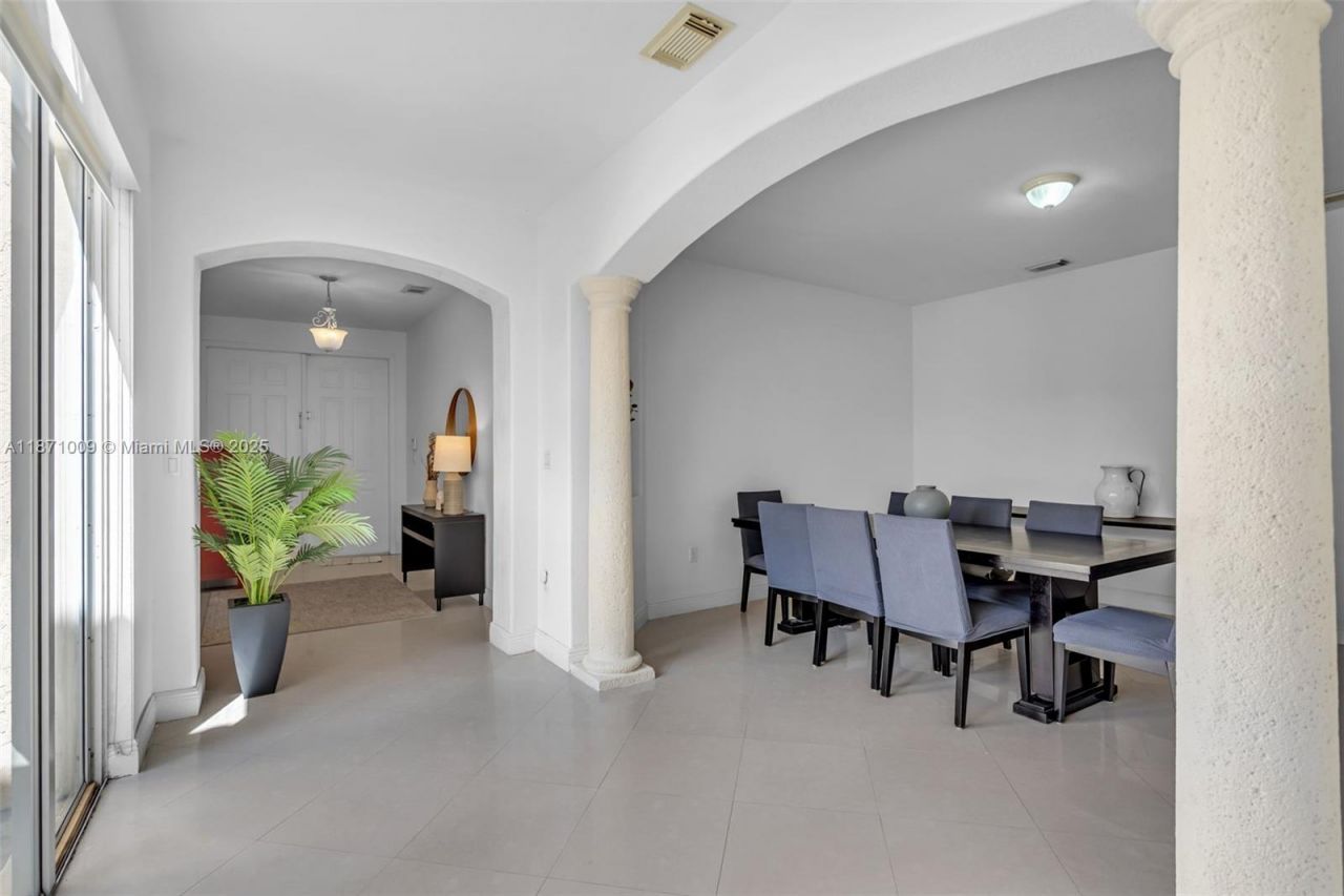 8467 NW 110th Pl, Doral, FL 33178 Photo