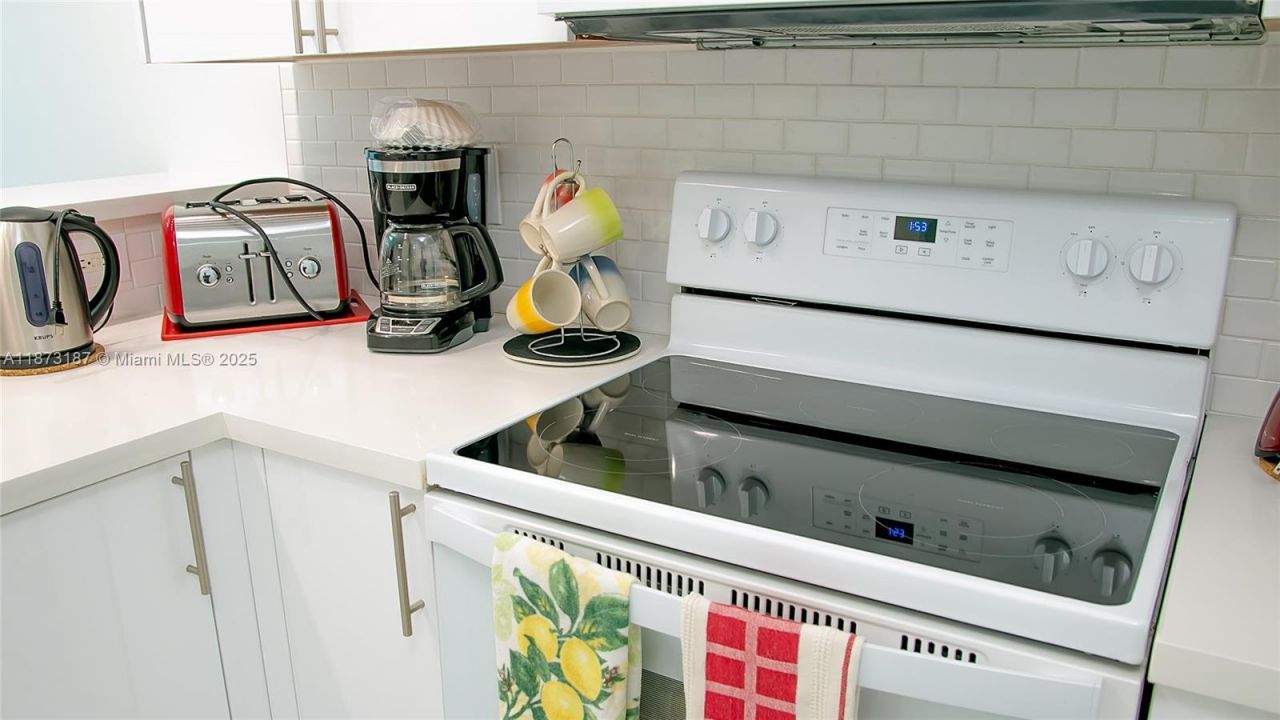 18100 N Bay Rd, Unit 906, Sunny Isles Beach, FL 33160 Photo