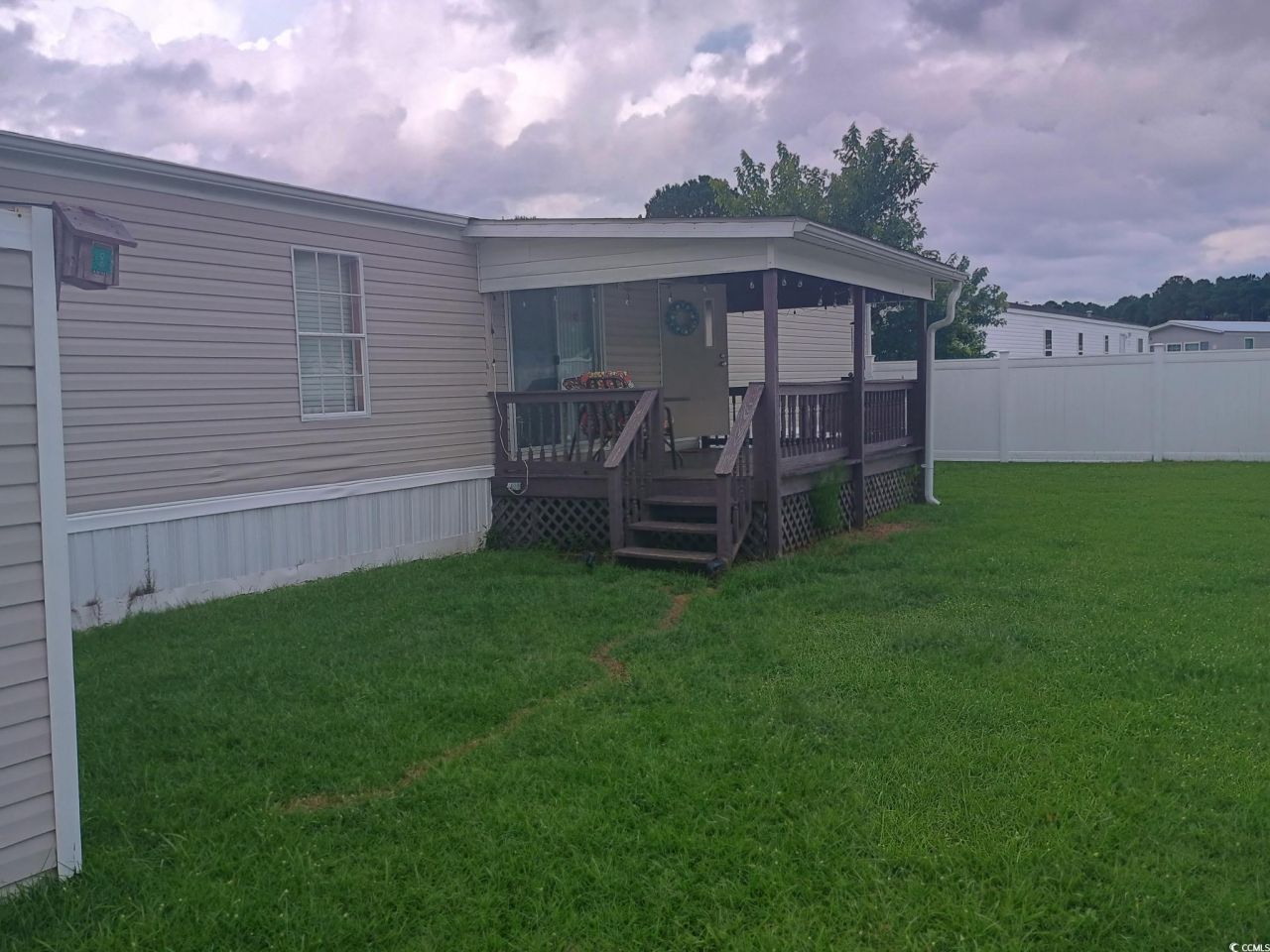 1049 Colonial Ln. Photo 4