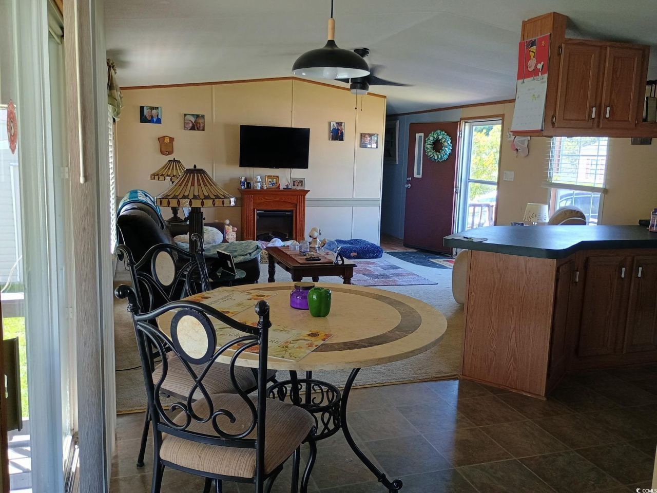 1049 Colonial Ln. Photo 6