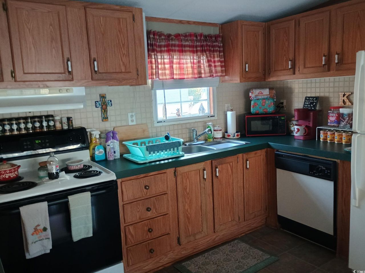 1049 Colonial Ln. Photo 9