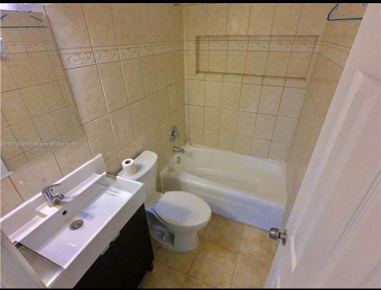 21140 NE 26th Ave, Miami, FL 33180 Photo