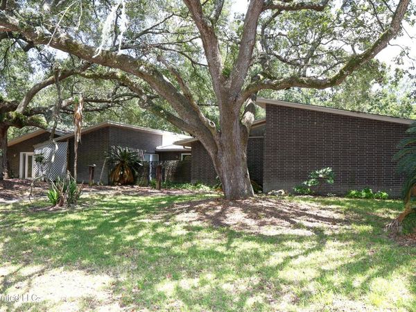 1040 Del Norte Circle, Pascagoula, MS 39581
