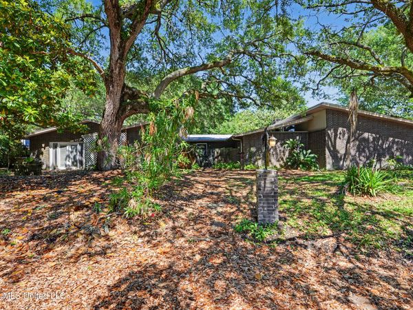 1040 Del Norte Circle, Pascagoula, MS 39581