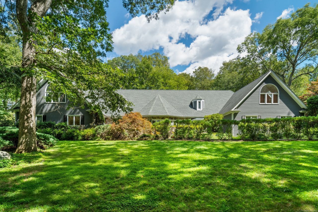 212 Fence Row, Fairfield, CT 06824 Main Photo