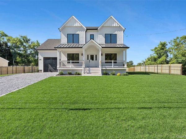 1900 Gillette Drive, East Marion, NY 11939